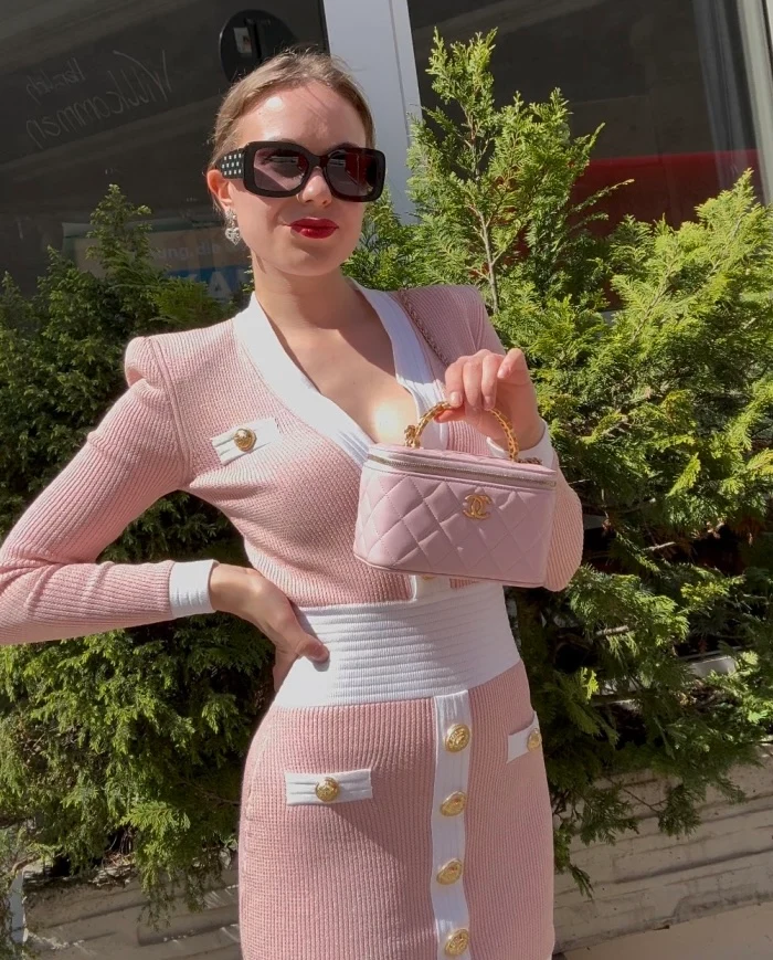 Chanel Kosmetikkoffer aus rosa gestepptem Lammleder mit Kristallgriff von 2024