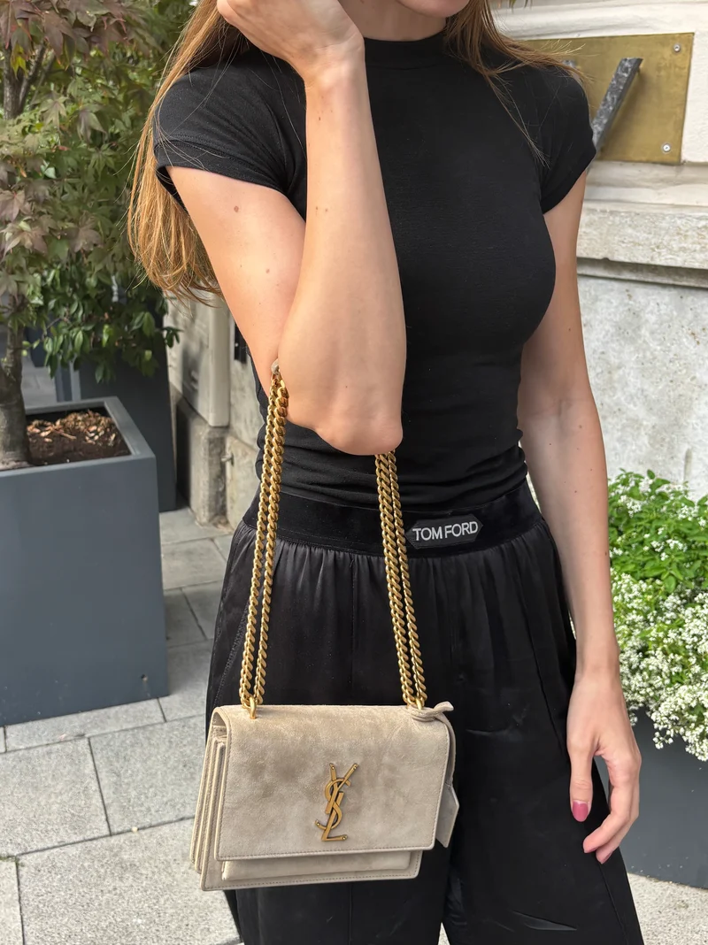 Saint Laurent Wildledertasche „Sunset“, klein, dunkelbeige, 2023