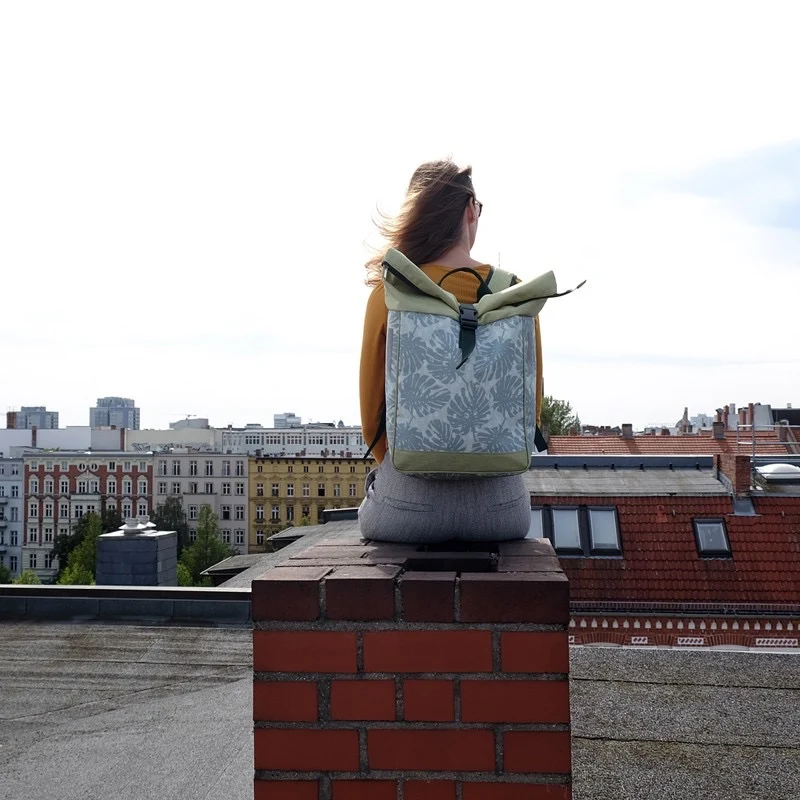 IKURI Kombi Fahrradtasche Rucksack Monstera – wasserdicht, 13–21 l, handgefertigt
