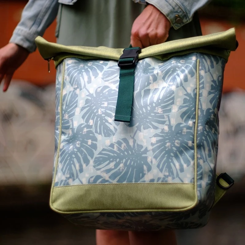 IKURI Kombi Fahrradtasche Rucksack Monstera – wasserdicht, 13–21 l, handgefertigt