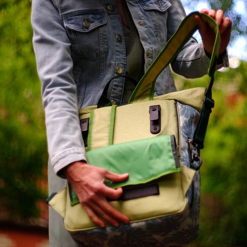 IKURI Kombi Fahrradtasche Rucksack Monstera – wasserdicht, 13–21 l, handgefertigt