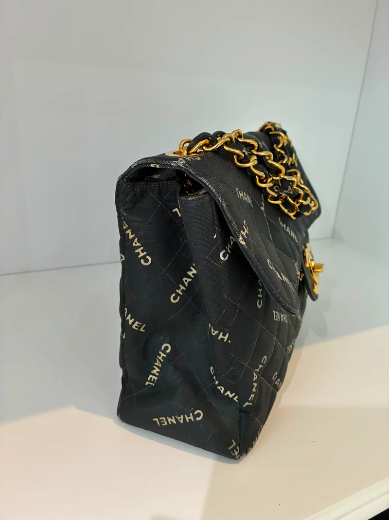 Chanel Maxi Classic Flap Schultertasche aus Canvas, Blau