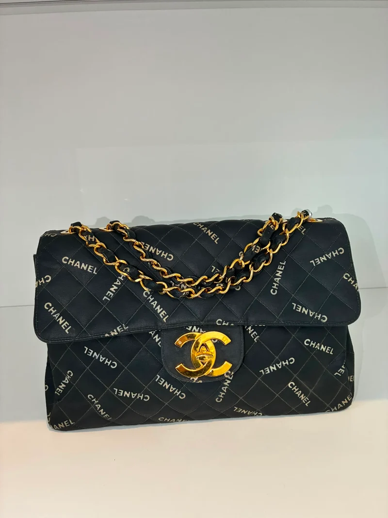 Chanel Maxi Classic Flap Schultertasche aus Canvas, Blau