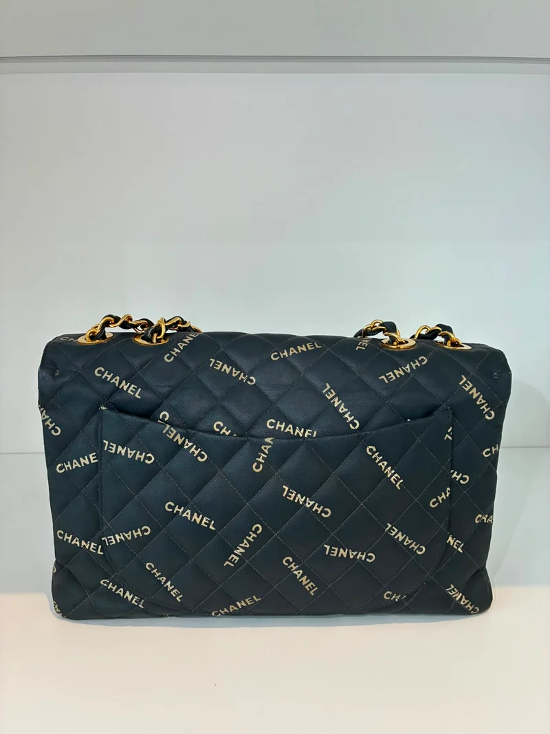 Chanel Maxi Classic Flap Schultertasche aus Canvas, Blau