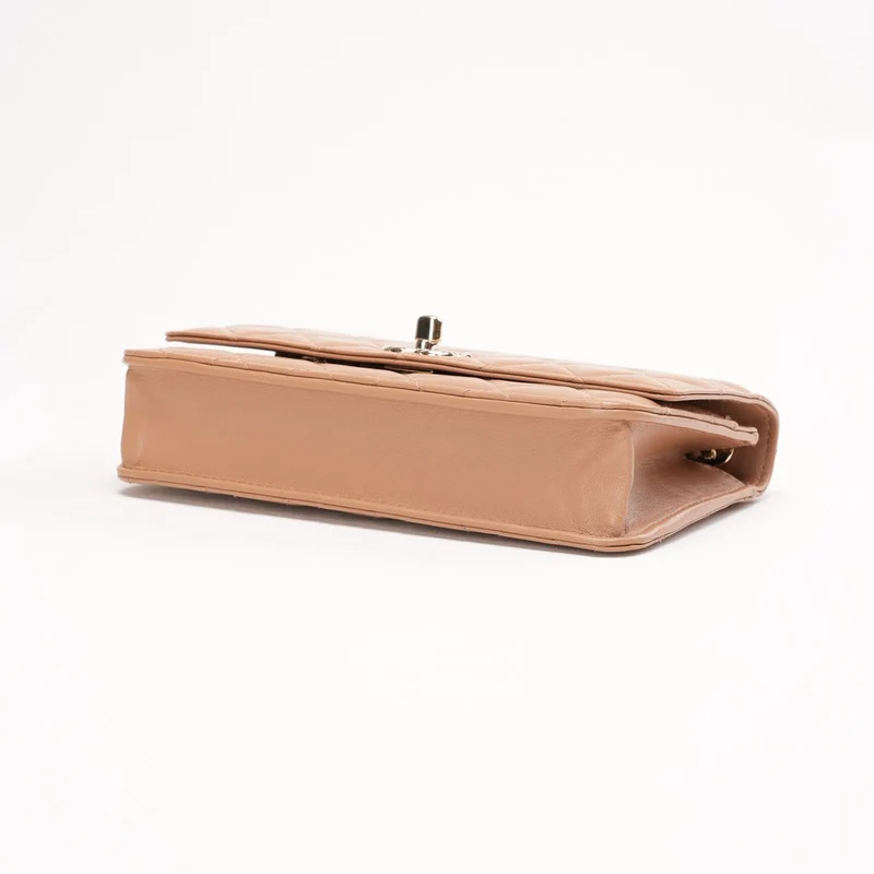 Chanel Beige Lammleder Stepp-Geldbörse mit CC-Anhänger (WOC)