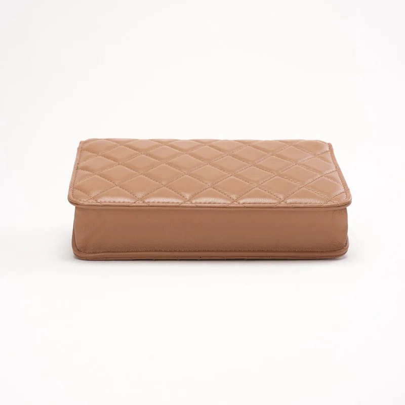 Chanel Beige Lammleder Stepp-Geldbörse mit CC-Anhänger (WOC)
