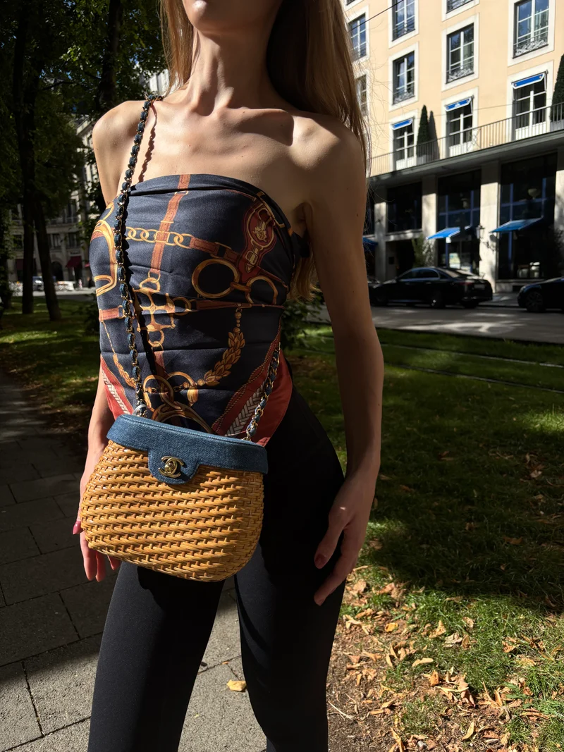 Chanel Vintage Korbtasche aus blauem Denim und Rattan, 1999