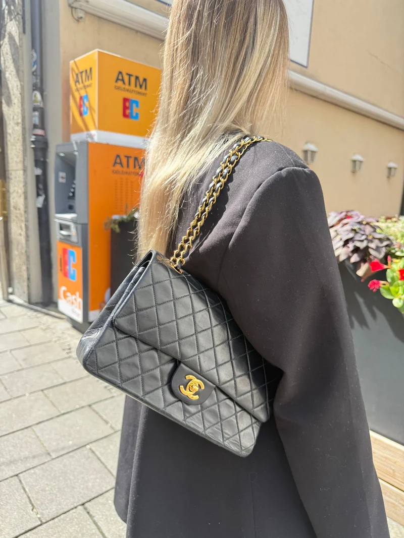 Chanel Vintage Schwarze zeitlose klassische Klappentasche 1990er Jahre