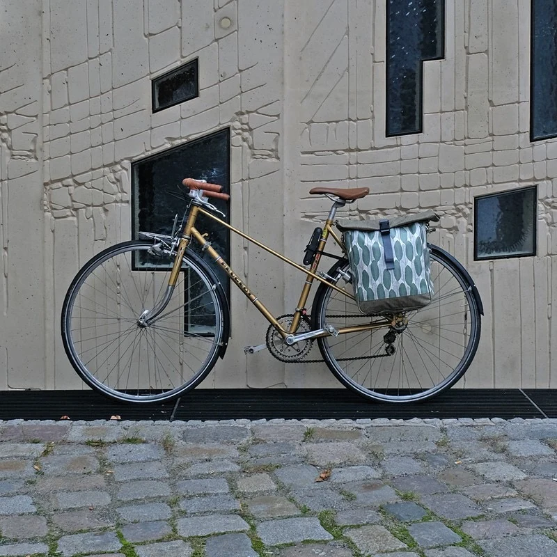 IKURI Fahrradtasche Banana Leafs – einseitig, wasserdicht, 13–21 l, handgefertigt
