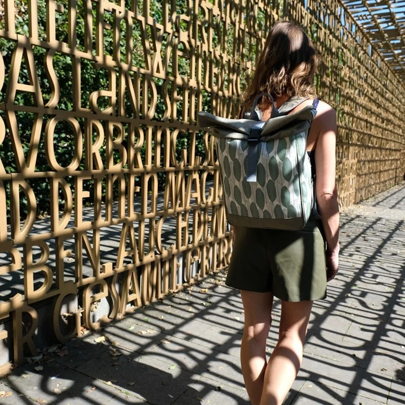 IKURI Kombi Fahrradtasche Rucksack Banana Leafs – wasserdicht, 13–21 l, handgefertigt