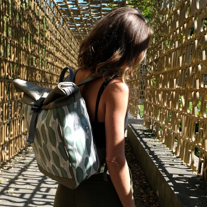 IKURI Kombi Fahrradtasche Rucksack Banana Leafs – wasserdicht, 13–21 l, handgefertigt
