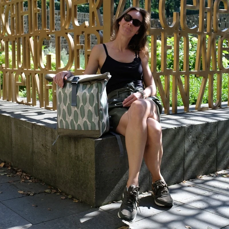 IKURI Kombi Fahrradtasche Rucksack Banana Leafs – wasserdicht, 13–21 l, handgefertigt