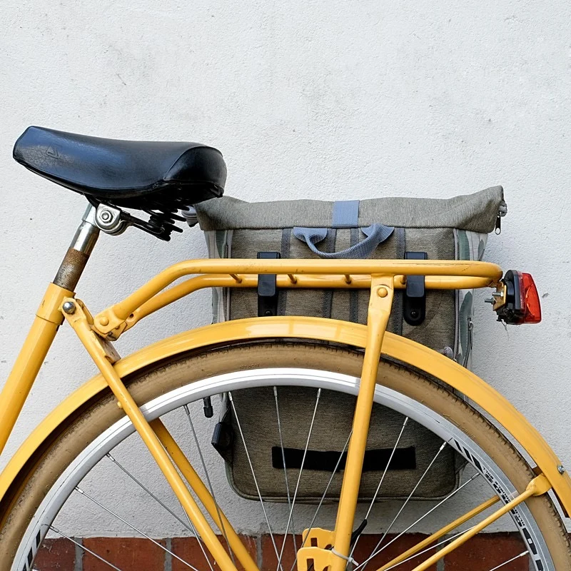 IKURI Kombi Fahrradtasche Rucksack Banana Leafs – wasserdicht, 13–21 l, handgefertigt