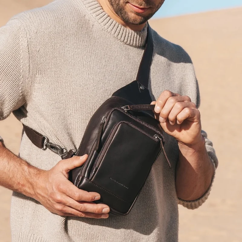 The Chesterfield Brand | Leder Crossbody Riga Braun | Wax Pull Up Leder