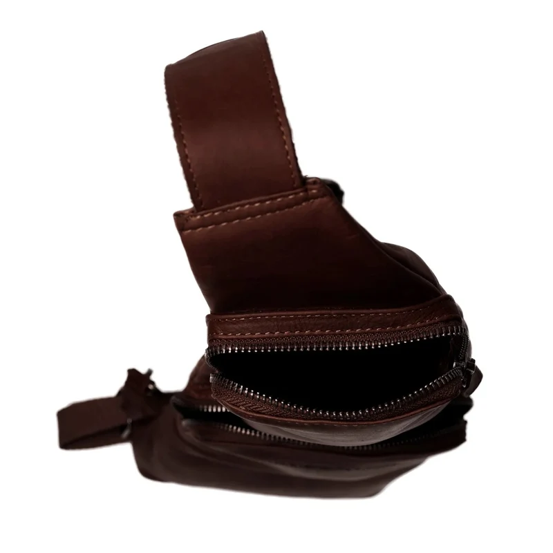 The Chesterfield Brand | Leder Crossbody Logan Braun | Wax Pull Up Leder