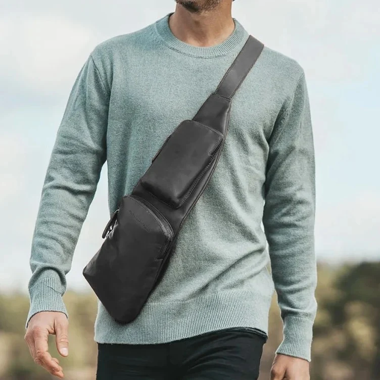 The Chesterfield Brand | Leder Crossbody Logan Schwarz | Wax Pull Up Leder