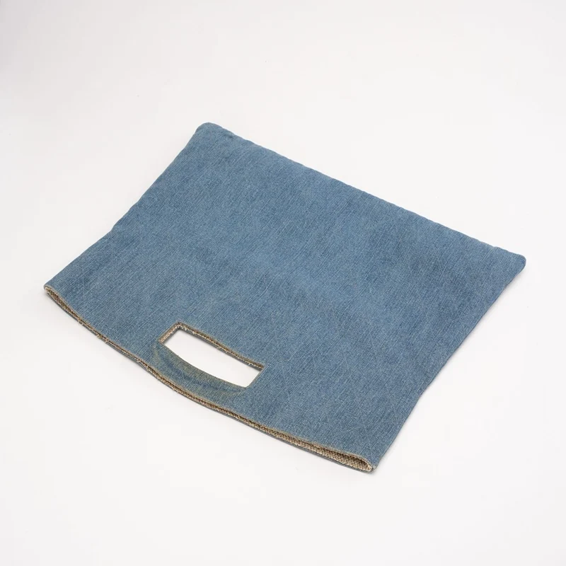 Chanel Vintage 1998 Denim Clutch mit überlappendem Griff und Cutout-Details, Blau, 1998