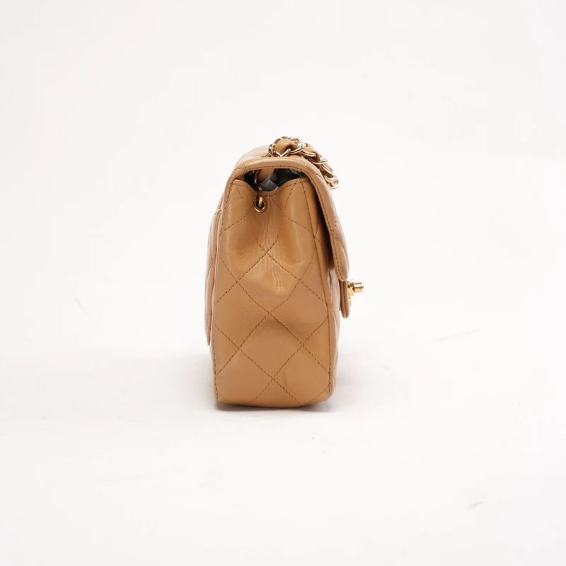 Chanel Mini Square Flap Bag aus kamelbeigem Lammleder mit goldfarbenen Beschlägen, 2006