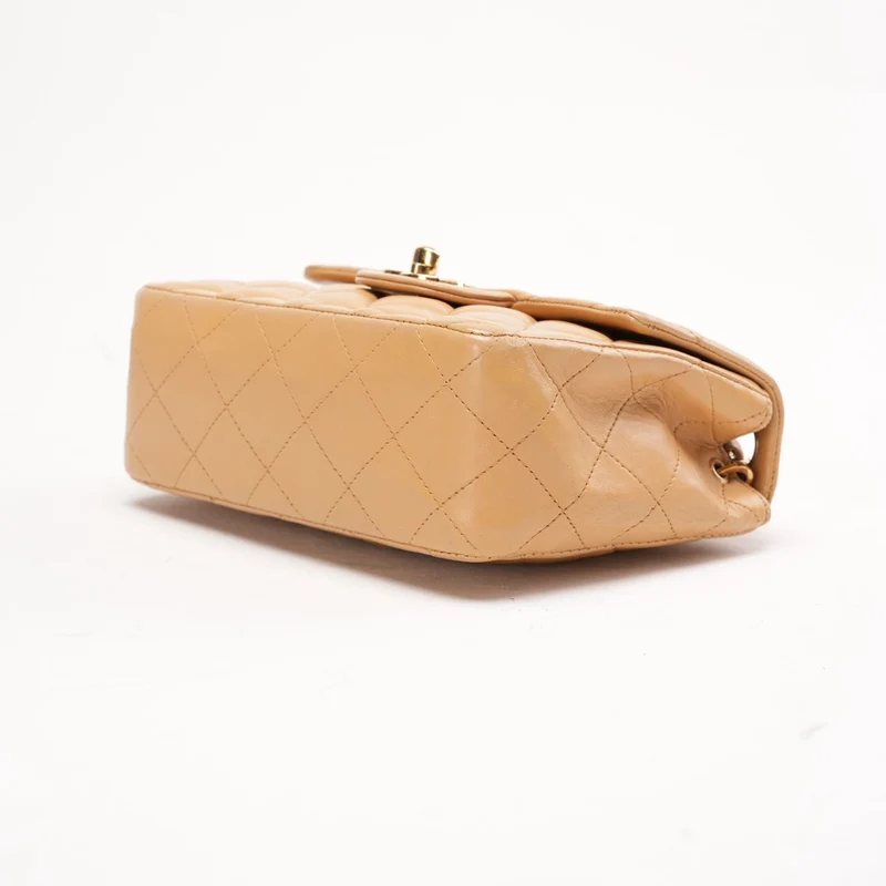 Chanel Mini Square Flap Bag aus kamelbeigem Lammleder mit goldfarbenen Beschlägen, 2006