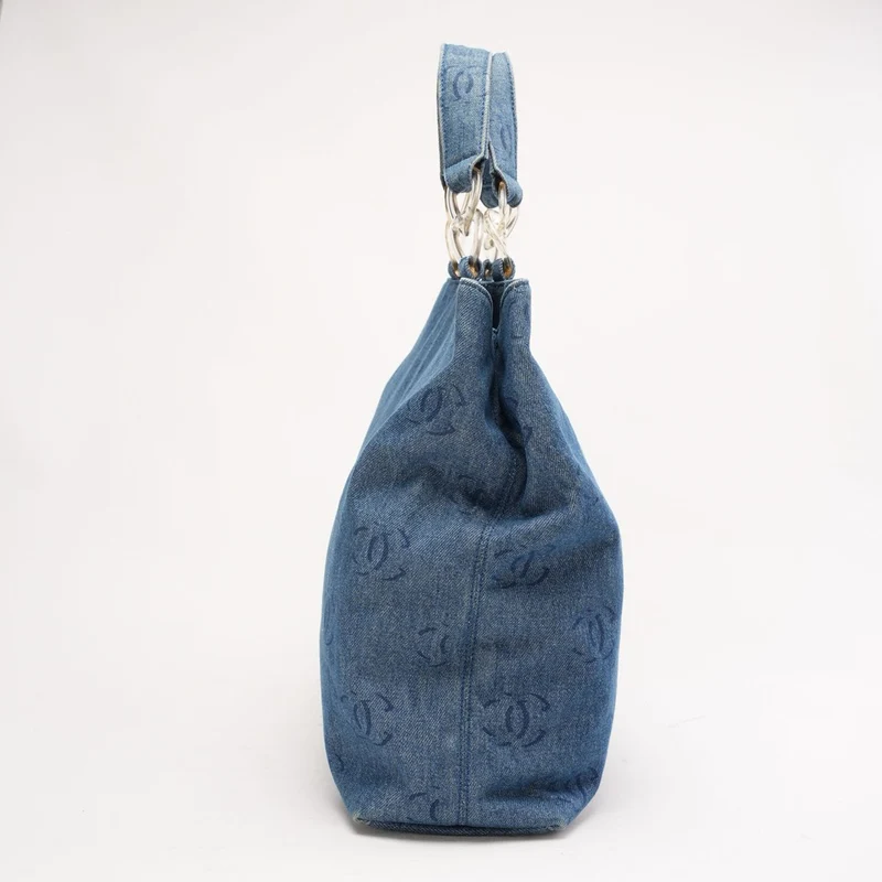 Chanel Vintage Tote Bag aus blauem Denim mit Monogramm, 2003