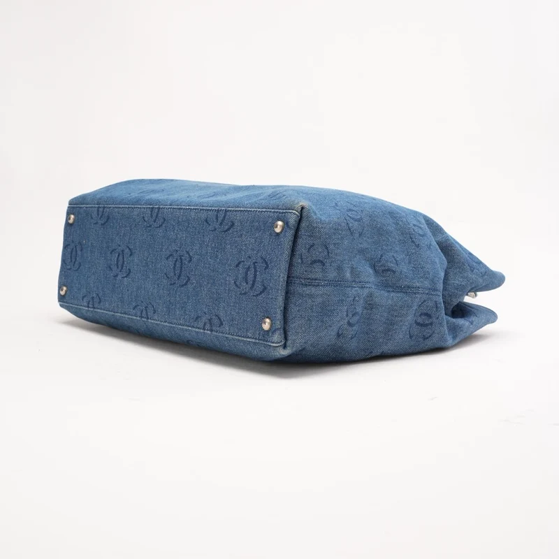 Chanel Vintage Tote Bag aus blauem Denim mit Monogramm, 2003