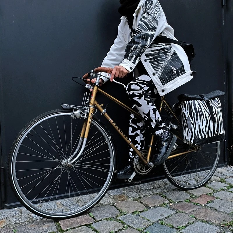 IKURI Fahrradtasche Zebra – einseitig, wasserdicht, 13–21 l, handgefertigt