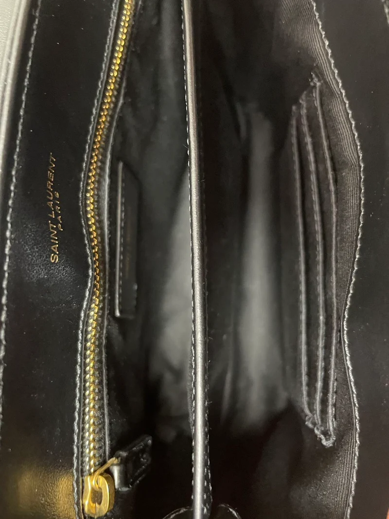 Saint Laurent Schwarze Loulou Toy Crossbody-Tasche aus Leder mit goldener Hardware, Modelljahr 2024