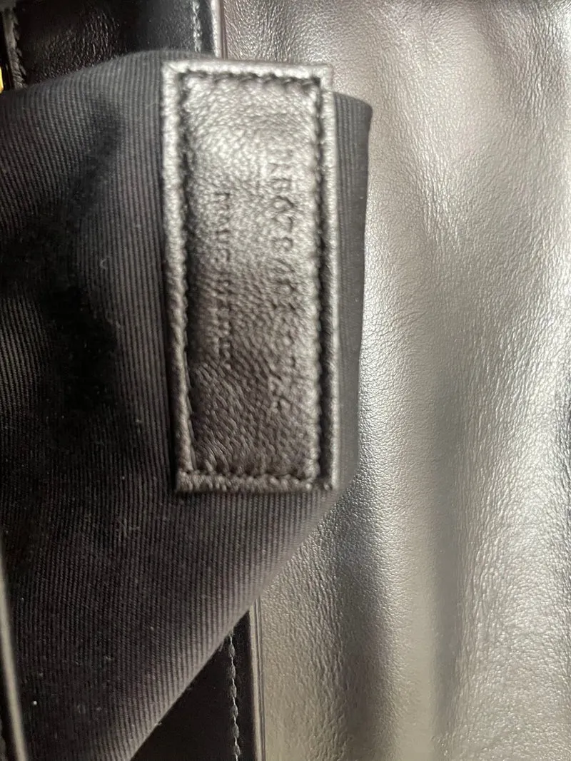 Saint Laurent Schwarze Loulou Toy Crossbody-Tasche aus Leder mit goldener Hardware, Modelljahr 2024