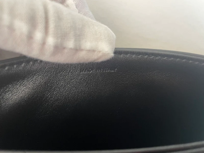 Celine Teen Triumph Schultertasche, schwarz, goldfarbene Beschläge, Modell 2021