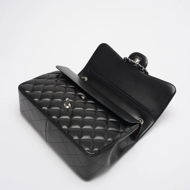Chanel Classic Flap Bag aus schwarzem Lammleder