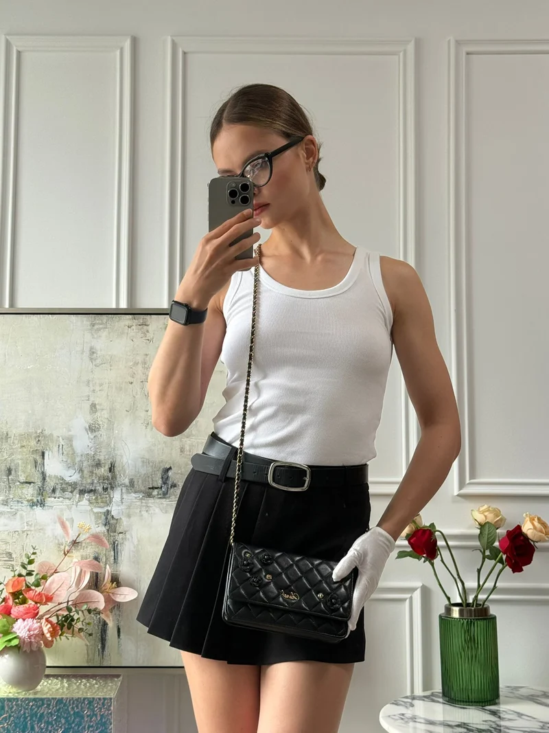 Chanel Camellia CC Charm Wallet on Chain (WOC) Lammleder Schwarz 2019