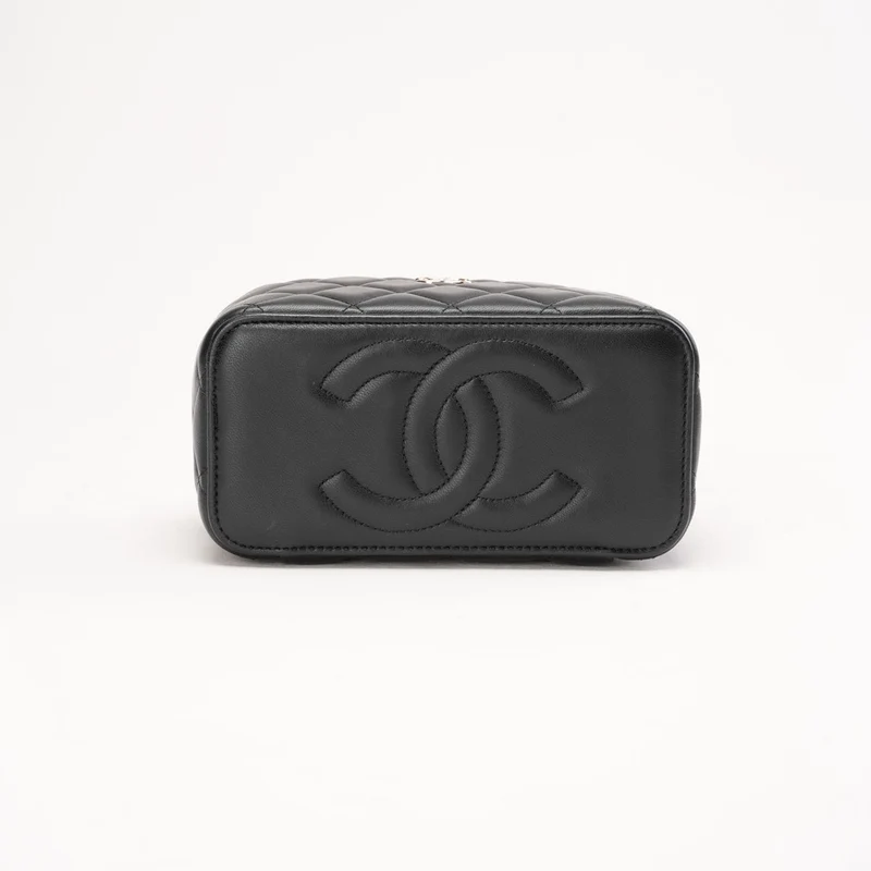Klassischer Chanel Kosmetikkoffer aus schwarzem, gestepptem Lammleder mit Tragegriff