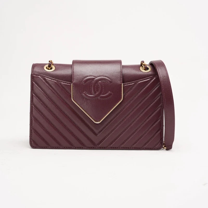 Chanel Burgunderrote Chevron-Steppleder-Kragen- und Krawatten-Klapptasche 2017