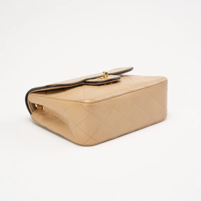 Chanel Vintage Classic Zweifarbige Mini Square Flap Tasche, Lammbeige, 1991
