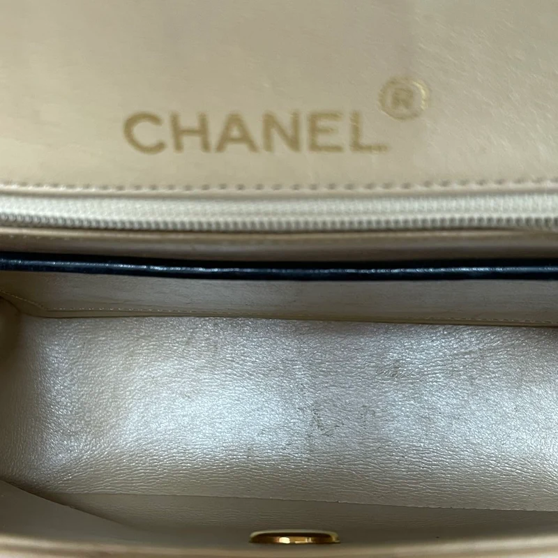 Chanel Vintage Classic Zweifarbige Mini Square Flap Tasche, Lammbeige, 1991