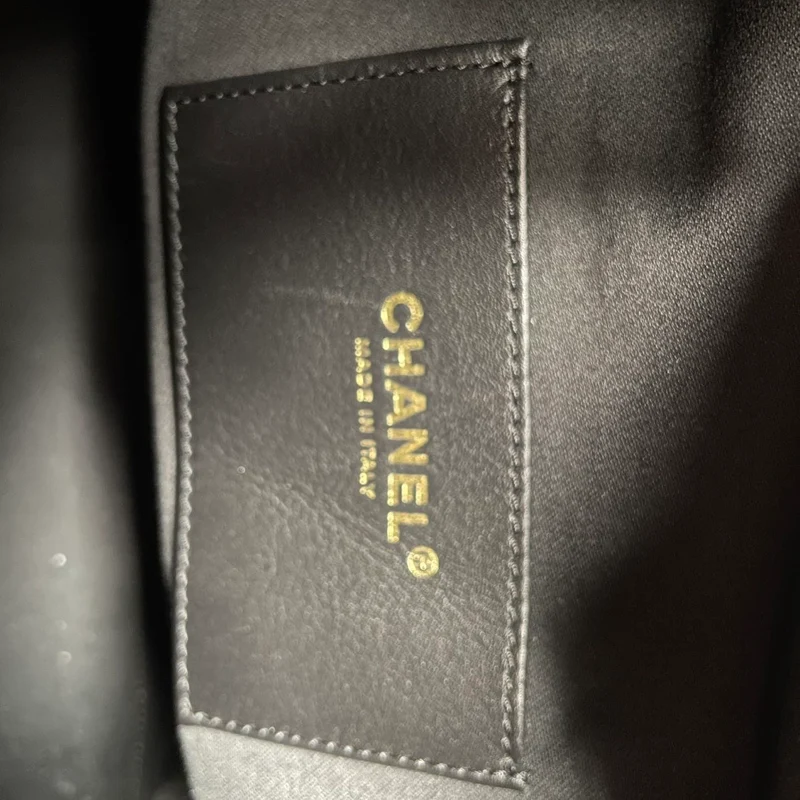 Chanel 25 Medium Caviar Gold-Tone Black 2025