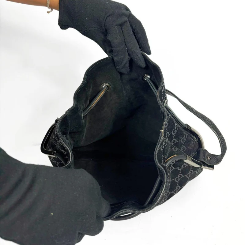 Gucci GG Schultertasche aus schwarzem Wildleder