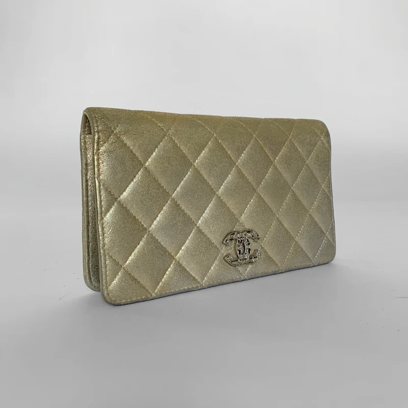 Chanel Langes Portemonnaie aus gestepptem, metallisch schimmerndem Lammleder mit Kristall-CC-Verzierung