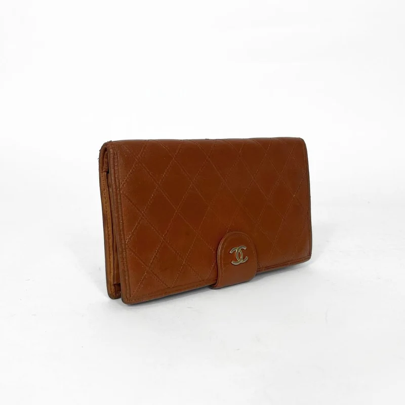 Chanel Gesteppte, zweifach faltbare lange Geldbörse aus Lammleder