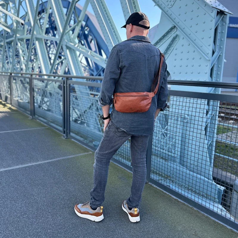 große Bauchtasche Umhängetasche Crossbody Ledertasche Leder cognac LE3087