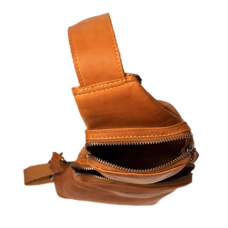 The Chesterfield Brand | Leder Crossbody Logan Cognac | Wax Pull Up Leder