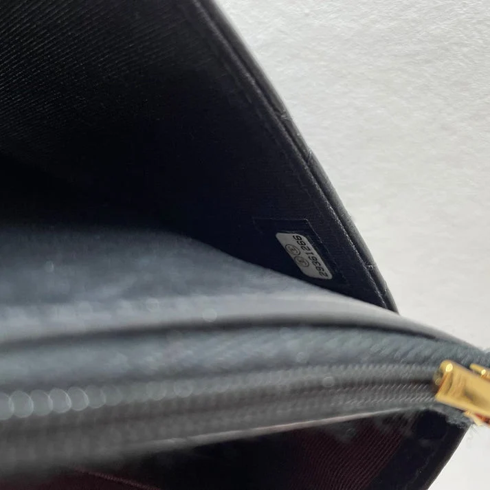 Chanel Schwarze Klassische Brieftasche mit Kette (WOC) 2019