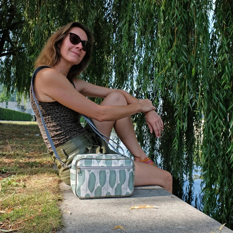 IKURI Lenkertasche Banana Leafs – wasserdicht, Lenker & Schulter, handgefertigt