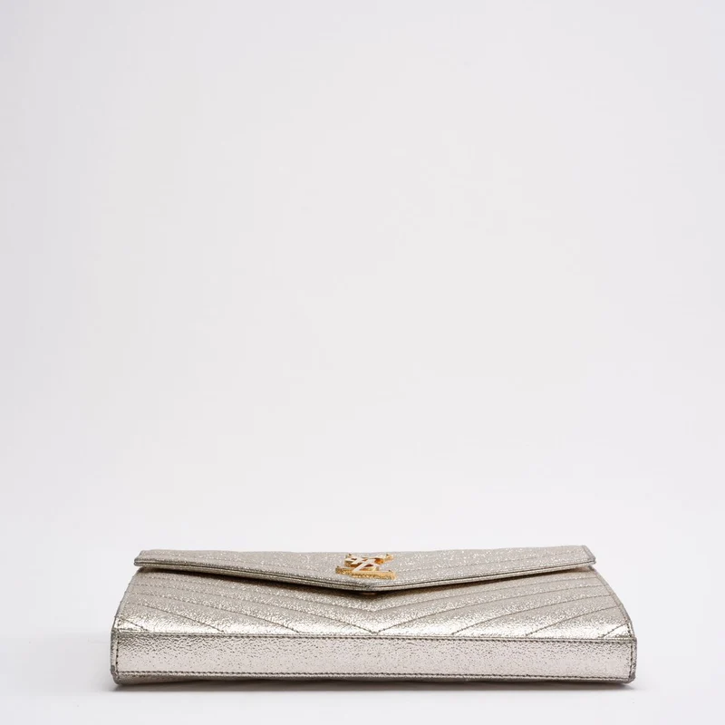 Saint Laurent Silberne Chevron-Monogramm-Geldbörse mit Umschlagkette