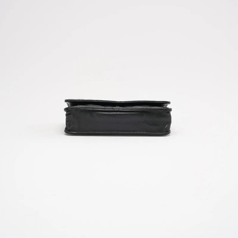 Chanel Schwarze klassische Brieftasche mit Kette (WOC) Caviar 2018