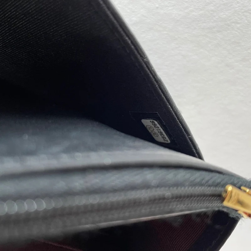 Chanel Schwarze Klassische Brieftasche mit Kette (WOC) 2019