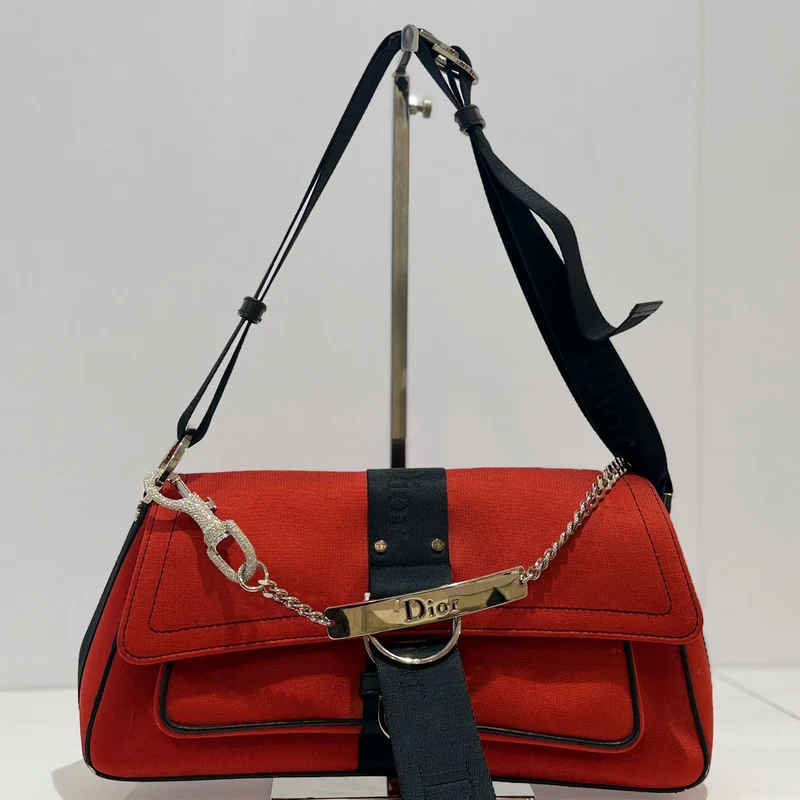 Dior rote Hardcore Schultertasche mit schwarzem Besatz und Kristallkette