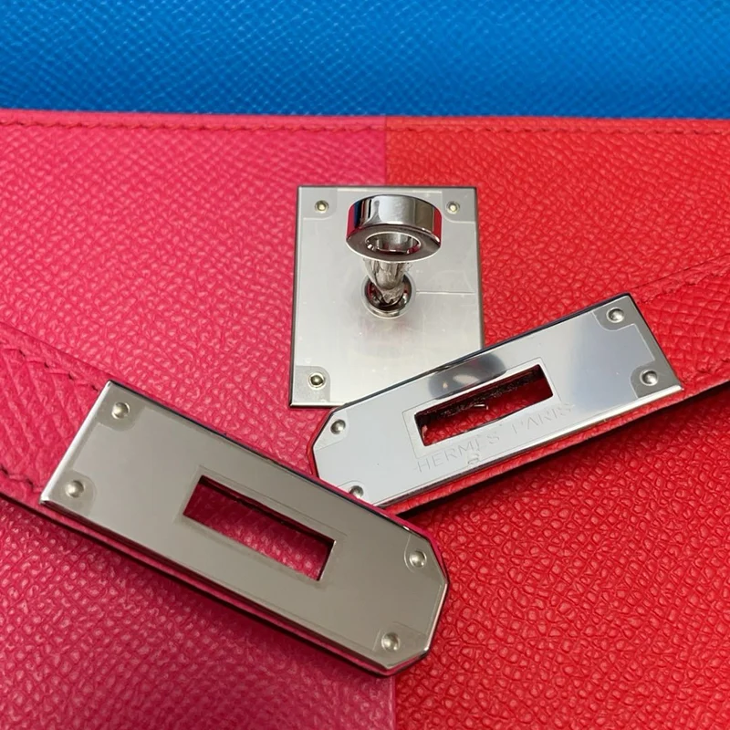 Hermès Kelly 28 Epsom Rose Extreme/ Rouge de Coeur mit Blue Zanzibar