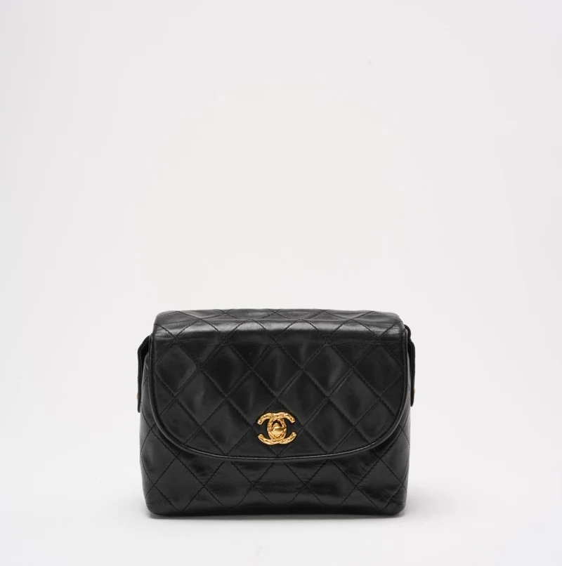 Chanel Vintage Schultertasche aus schwarzem Lammleder
