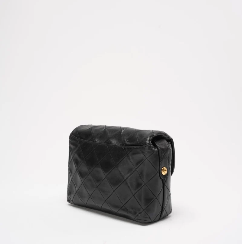 Chanel Vintage Schultertasche aus schwarzem Lammleder